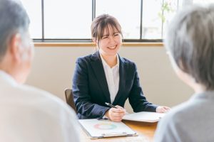 営業職に特化した転職エージェントに登録する