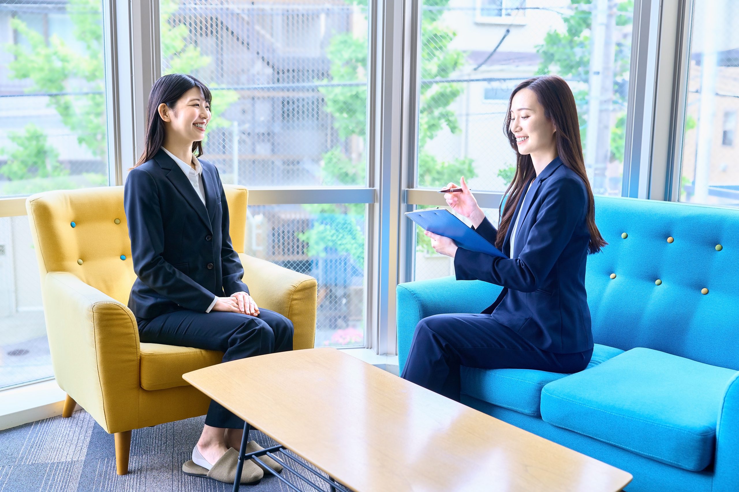 転職エージェントで面談をする女性