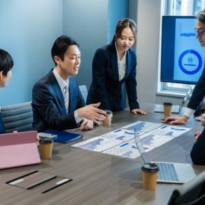 会議をする男性