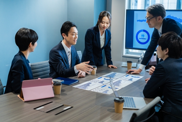 会議をする男性