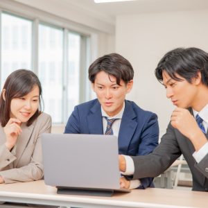 AI営業ツールを使用する営業パーソンたち
