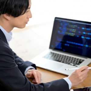 AIを活用して営業活動を行う男性