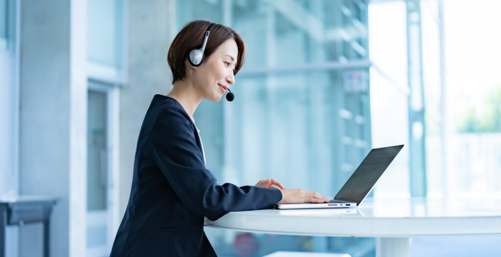 笑顔で架電をおこなうインサイドセールスの女性