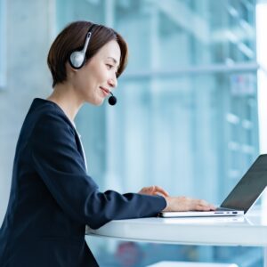 笑顔で架電をおこなうインサイドセールスの女性