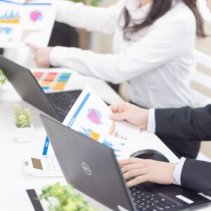 パソコンと資料で議論をする様子