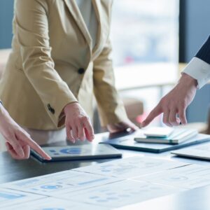 営業チームがKPIデータを分析し、トップ営業との差分を月次で振り返る様子
