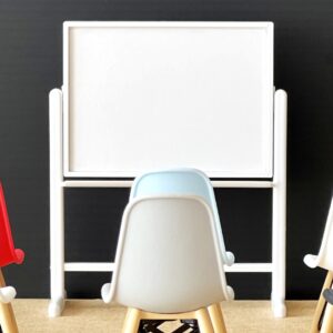 USP設計シートのイメージ：まだ何も書かれていない空のホワイトボードと3脚の椅子