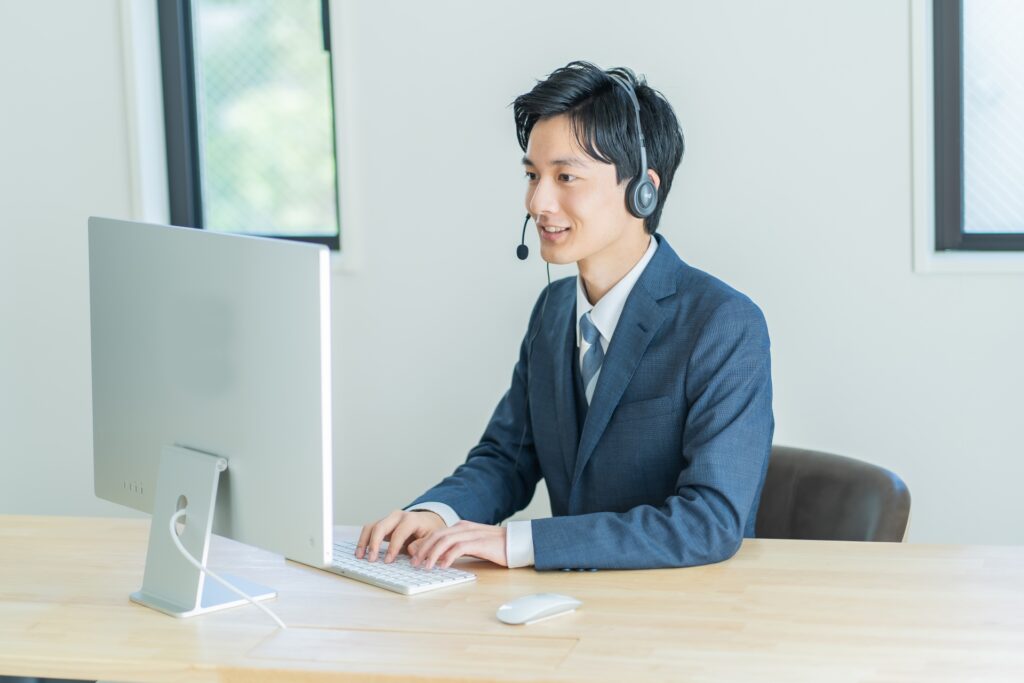 ヘッドセットを着けてPCの前で架電するインサイドセールス担当者