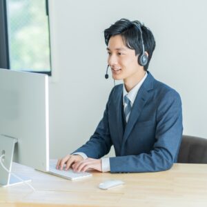 ヘッドセットを着けてPCの前で架電するインサイドセールス担当者
