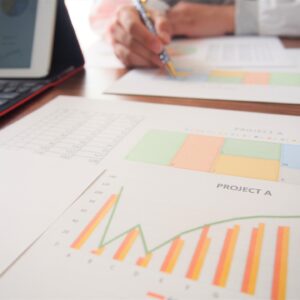 商談前に書類へペンで書き込む営業担当者の手元